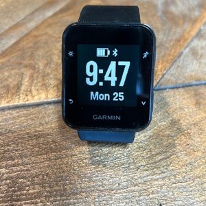 Garmin Forerunner 35 easy to use GPS running watch! Barely used-- like new !